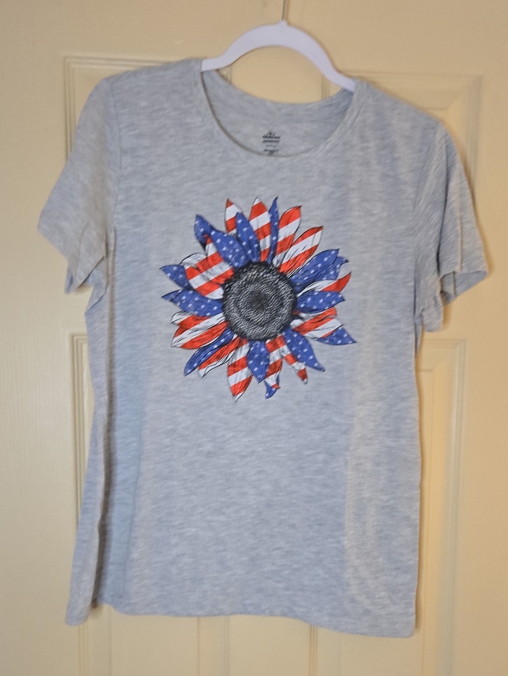 Women’s Gray Tee with American Flag Sunflower Graphic